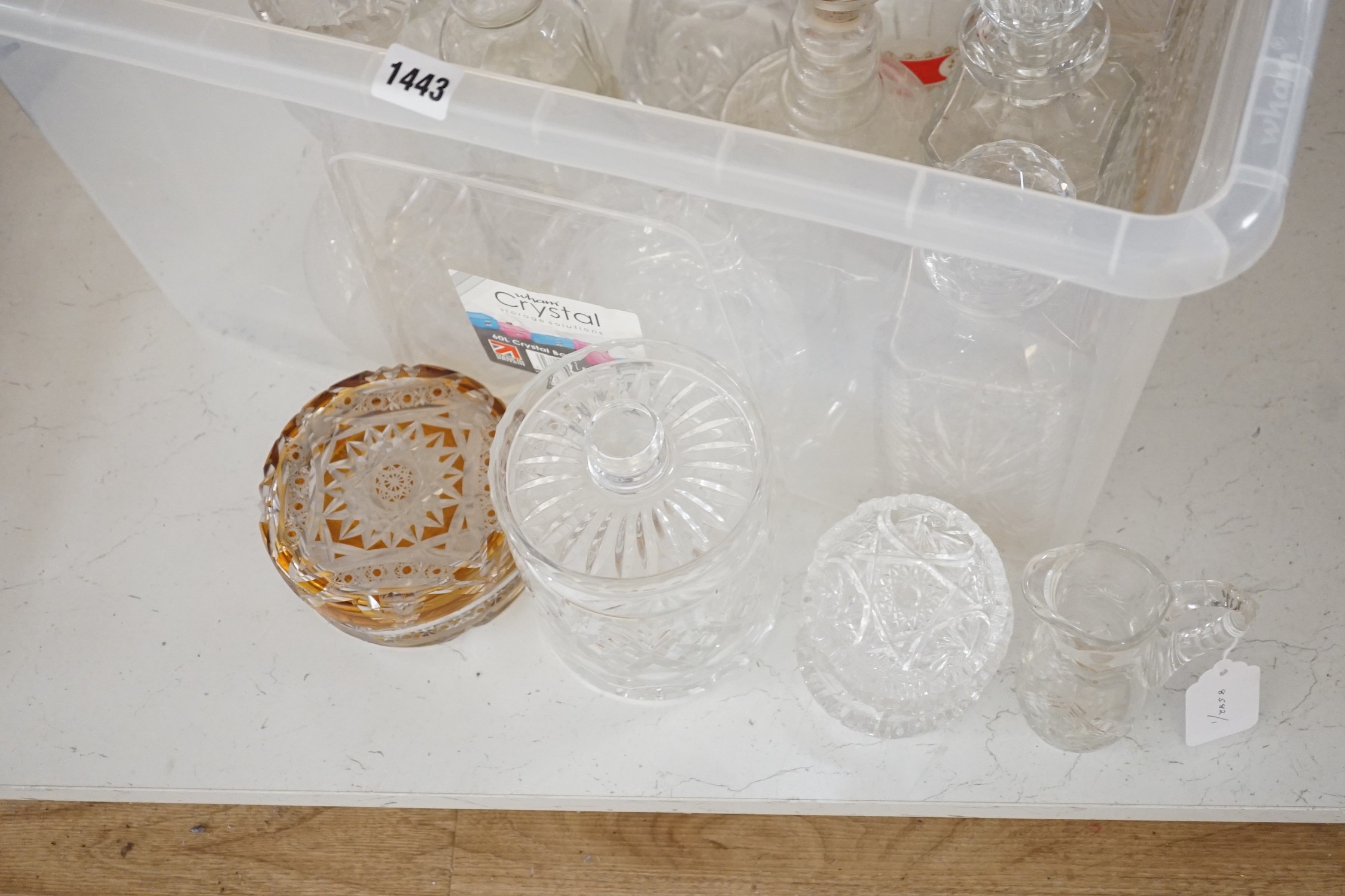 A quantity of household glassware